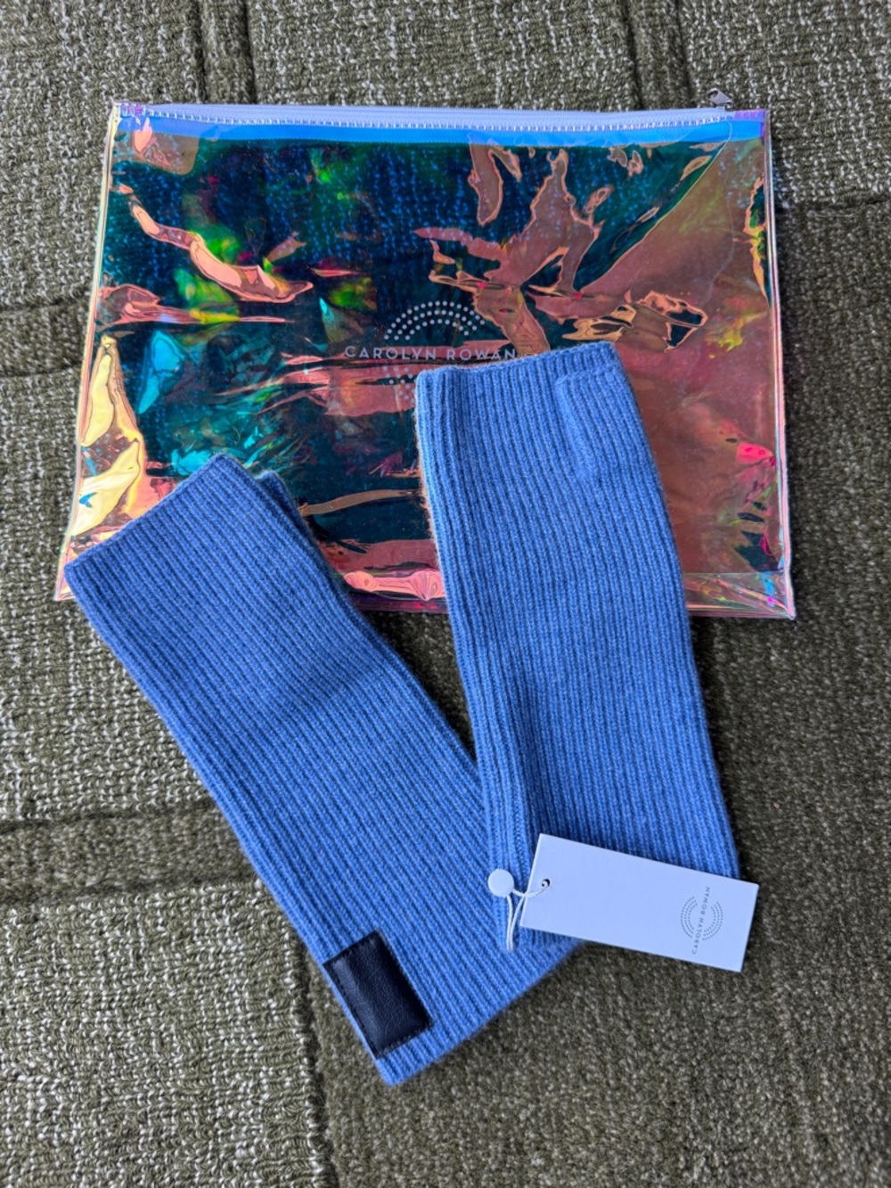 Cashmere Unisex Gloves with Leather Tab in Blue